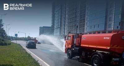 В Казани днем дороги поливают водой, чтобы защитить от жары