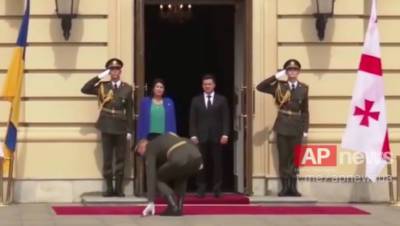 Украинский военный уронил ножны от сабли перед президентом Грузии