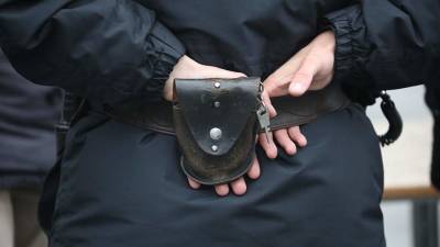 В Красноярске арестовали поставившую мальчика на колени женщину