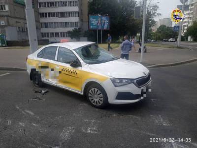 Автомобиль такси опрокинулся на перекрестке Некрасова и Беды