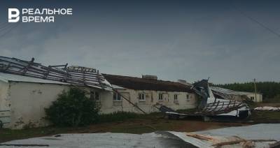 В Татарстане сильный ветер разрушил крыши зданий — фото