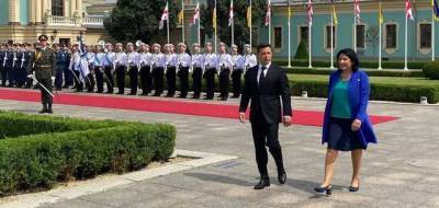 Президент Грузии поприветствовала почетный караул в Киеве словами "Слава Украине"