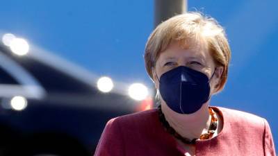 Меркель предложила пригласить Путина на встречу с лидерами ЕС. Макрон поддержал
