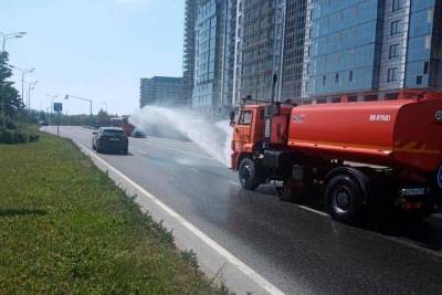 В Казани на поливку дорог из-за жары вывели 90 моечных машин