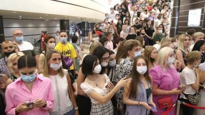 Толпа фанатов без масок собралась на фестивале «Жара» — видео