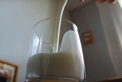 Придется переходить на овсяное или соевое: в Украине прогнозируют дефицит коровьего молока, в чем причина
