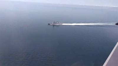 Опубликовано видео слежения самолета и беспилотника РФ за британским эсминцем