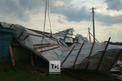 Ураганный ветер снес крыши домов в районах Татарстана