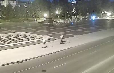 В Астрахани два человека на электросамокатах столкнулись в лоб на абсолютно пустой дороге