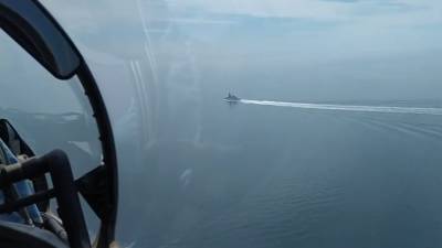 Видео сопровождения британского эсминца, снятое перед предупредительным бомбометанием