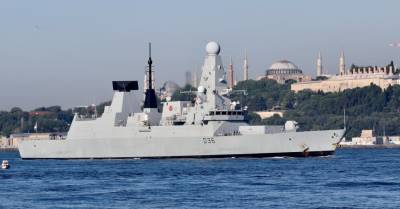 Россия утверждает, что открыла огонь по курсу британского эсминца "Дефендер", Британия это отрицает