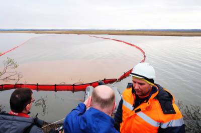 На Ямале из-за повреждения судна топливо утекло в реку