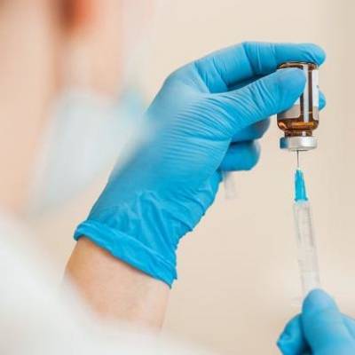 Почти 24,4% россиян старше 60 лет сделали прививку от коронавируса