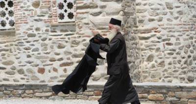В Греции облили кислотой семерых митрополитов во время церковного суда