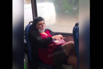 Одесситка курила в троллейбусе и обматерила патрульных: из салона ее вытащили силой