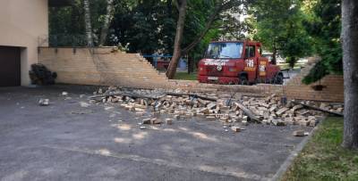 Грузовик-эвакуатор разрушил забор посольства Латвии в Минске