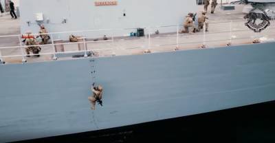 Появилось видео "штурма" британского эсминца Defender украинскими военными в Чёрном море