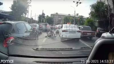 В Казани на проезжей части подрались таксист с велосипедистом
