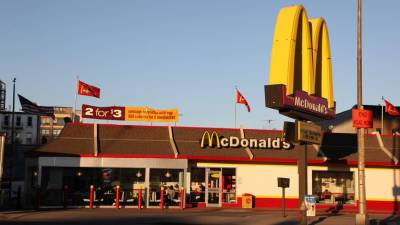 Жители Калифорнии могут привиться от COVID-19 в McDonald's