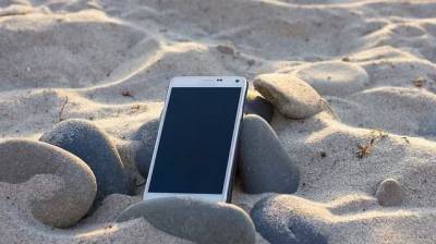 На пляже в Одессе поймали молодую воровку: в ее сумке нашли "улов" в виде нескольких телефонов
