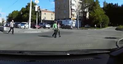 В Екатеринбурге водители спугнули мужчину, шедшего с ножом за детьми