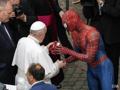 Папа Римский встретился с "Человеком-пауком". Видео