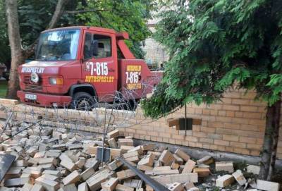 Эвакуатор разрушил часть стены посольства Латвии в Минске
