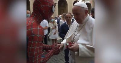 "Человек-паук" пришёл на аудиенцию к папе Римскому и подарил ему маску