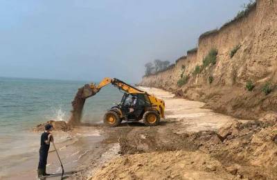 Зсув ґрунту на пляжі в Одеській області: рятувальники припинили пошук людей