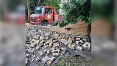 В Минске эвакуатор пробил стену латвийского посольства
