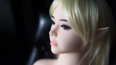 Японские водолазы случайно спасли тонущую секс-куклу