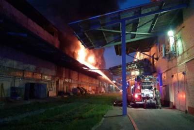 На складе на юге Москвы произошел пожар на площади около 600 квадратных метров