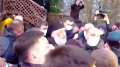 Священник в Греции облил кислотой митрополитов во время церковного суда