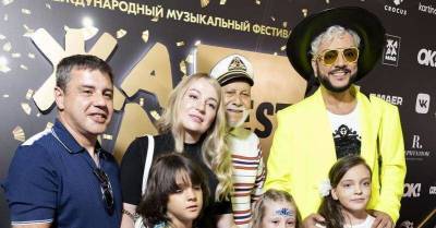 Дети Киркорова пришли на «Жару» в look'ах от Versace за 213 тысяч рублей