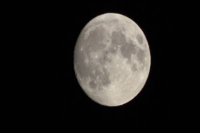 Сделаны снимки увеличенной Луны над Красноярском
