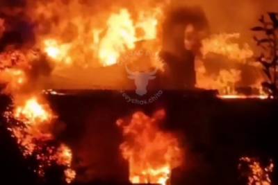 Пожар в заброшенном здании произошёл ночью на улице Авиационной в Чите