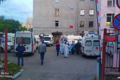 Столпотворение скорых заметили у ковидного госпиталя в Новосибирске