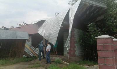 В Башкирии шквалистый ветер сорвал крыши и повалил деревья