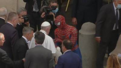 Новости на "России 24". Человек-паук посетил Ватикан