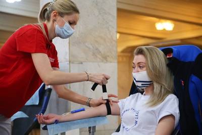 Москвичам предложили стать донорами плазмы для лечения пациентов с COVID-19