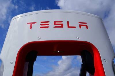Tesla открыла солнечную зарядную станцию, которая хранит энергию и мира