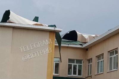 В Башкирии шквалистый ветер срывал крыши и валил деревья