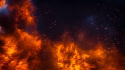 Доносились хлопки: мощный пожар охватил склад в Москве