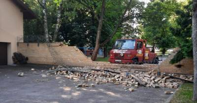 ФОТО: стену посольства Латвии в Минске протаранил эвакуатор