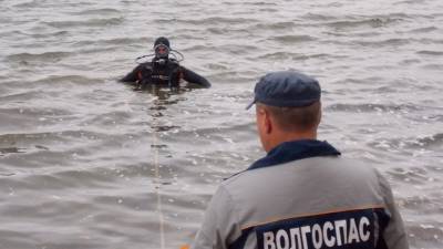 В Астрахани спасатели достали тело молодого парня из реки Ахтуба