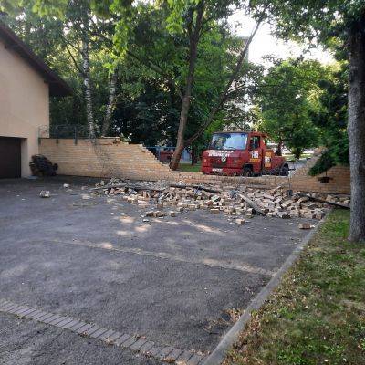 Чья-то машина протаранила забор вокруг здания посольства Латвии в Минске