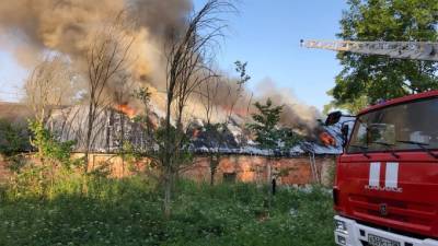 Пожар в ангаре в деревня Тярлево тушили 13 часов
