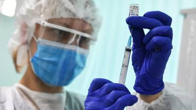 Оперштаб: отказавшихся от вакцинации сотрудников могут отстранить от работы
