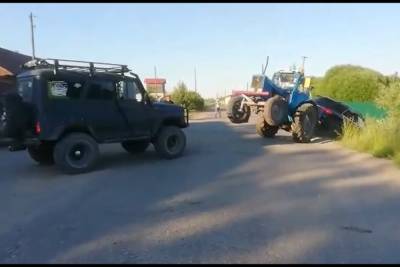 В Тверской области иномарку пришлось доставать из кювета привязанным трактором