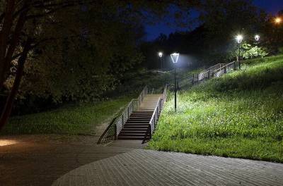 Светильники восстановили на экотропе возле Большого Очаковского пруда